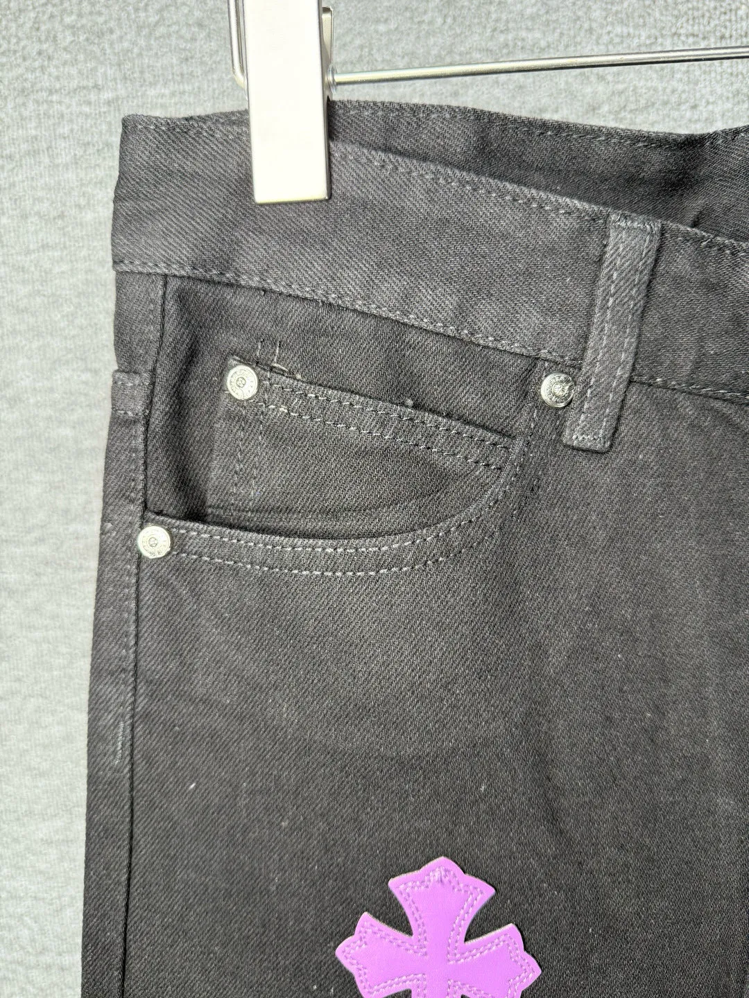 P250 💰 (Top version) Chrome Hearts black denim jeans with purple leopard print. CH jeans need to be washed and then disassembled and hand-stitched with sheepskin cross leather and then spliced ​​together to complete. The whole piece has too many craftsmanship to describe. The patches are embellished with cross patterns and the high-waisted washed jeans! ! Absolutely high-end luxury products, god-level single products and super popular products, made with top heavy industry, a must-see magic weapon. Customized hardware. The fabric is thick and soft after washing. It has good breathability. Customized small leather label. Unique design. The details are simple and elegant, and the workmanship is exquisite. The entire trousers are neatly routed and the details are in place! It’s so cool that both men and women can easily control the genderless trend! Color: Black Size: 28-30-32-34-36 (corresponds to S-M-L-XL-XXL)